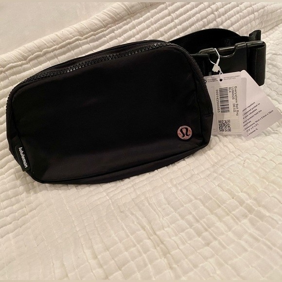 NWT Lululemon Everywhere Belt Bag 1L Black Waist Bag Crossbody - Picture 10 of 12